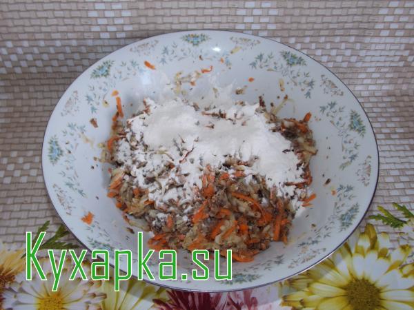 Кабачковые оладьи с грибами, морковью и сыром 