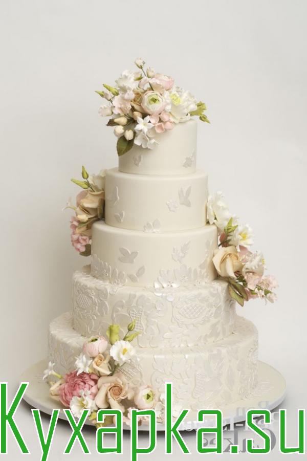 Цветочный белый торт на свадьбу 