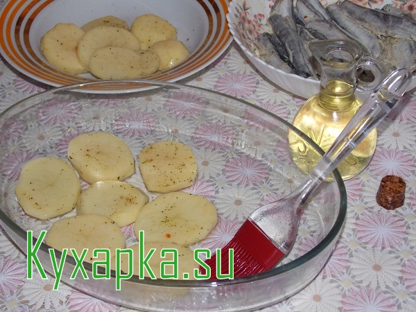 Мойва в духовке с картофелем 