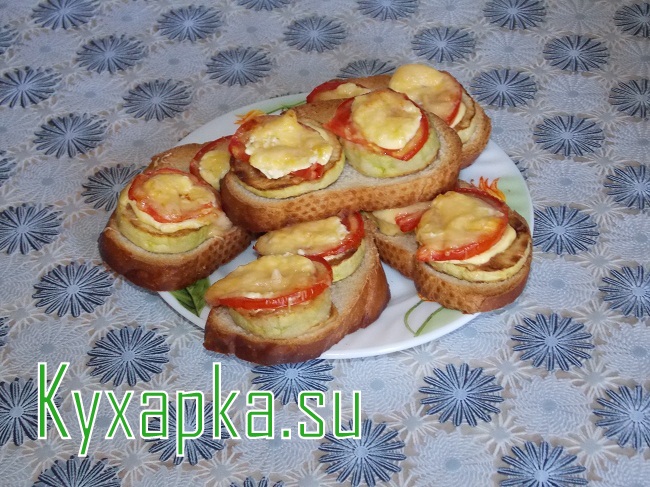 Горячие бутерброды с кабачком и помидорами 