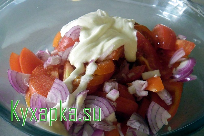 Ужин для мужа: картофельное пюре, жареная колбаска и овощной салатик